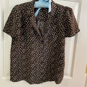 Short-sleeve blouse.